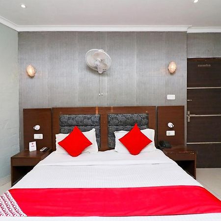 Oyo Hotel Metro Tower Near Ambience Mall New Delhi Exterior foto