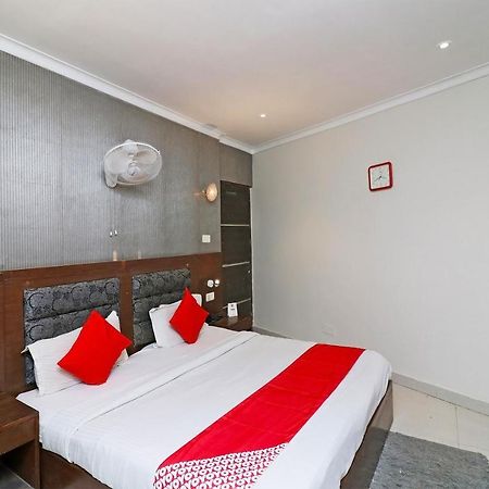 Oyo Hotel Metro Tower Near Ambience Mall New Delhi Exterior foto
