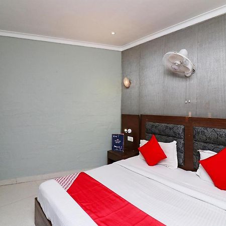 Oyo Hotel Metro Tower Near Ambience Mall New Delhi Exterior foto