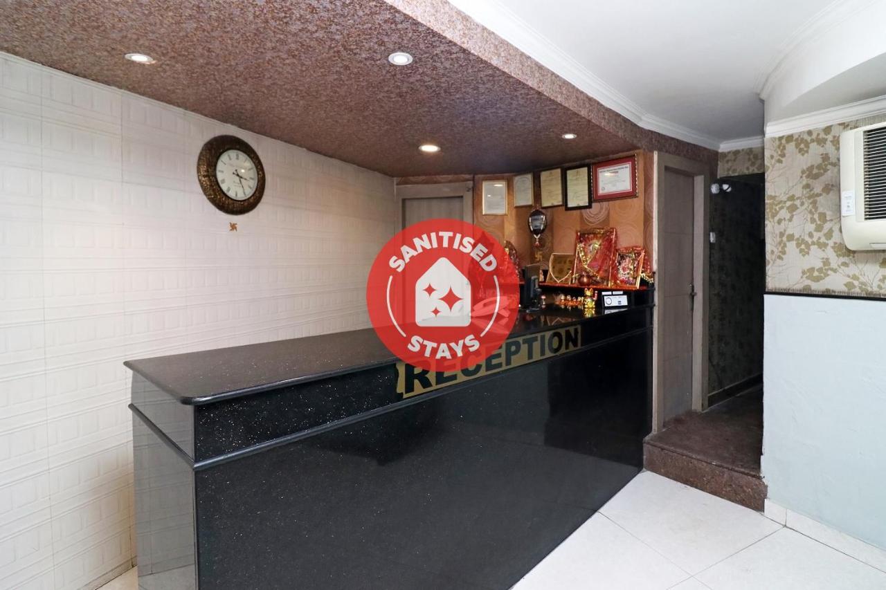 Oyo Hotel Metro Tower Near Ambience Mall New Delhi Exterior foto