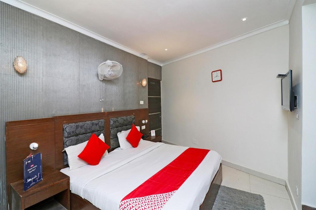 Oyo Hotel Metro Tower Near Ambience Mall New Delhi Exterior foto