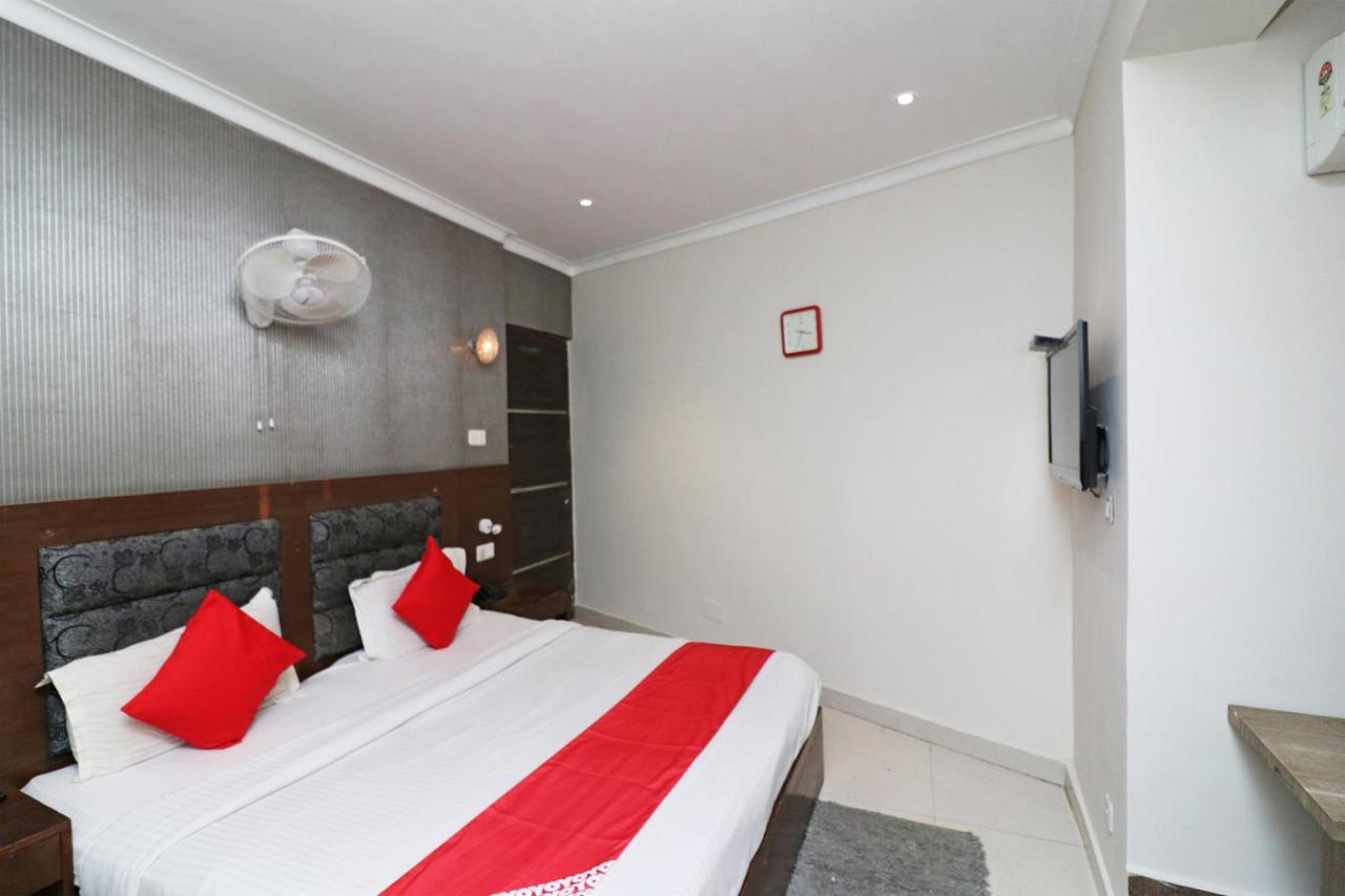Oyo Hotel Metro Tower Near Ambience Mall New Delhi Exterior foto